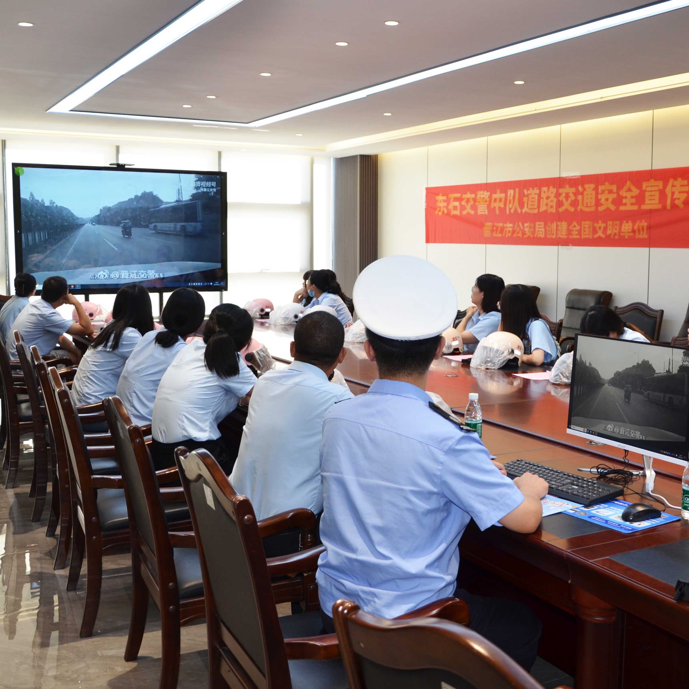 東石交警中隊走進(jìn)優(yōu)安納傘業(yè)，共筑交通安全防線